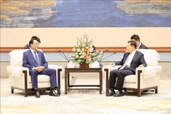 8月22日，越共中央委员、国会副主席、越中友好议员小组主席陈光方上将会见四川省委书记、省人大常委会主任王晓晖。图自越通社
