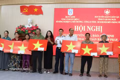 组委会向沙黄坊党委和人民委员会赠送了纪念品及200面越南国旗。图自越通社