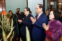 国会主席陈青敏在67号故居敬香缅怀胡志明主席。图自越通社