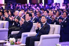 越南政府总理黎明兴与韩国总统共同出席越韩经济论坛。图自越通社