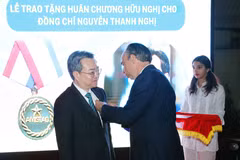 古巴向越共中央政策战略部部长阮青毅授予友谊勋章