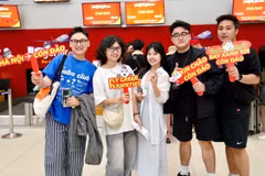 乘坐越捷航空河内、胡志明市与昆岛航线的旅客。图自越通社