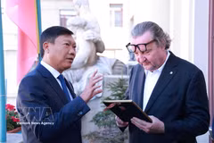 河内市人民委员会副主席杜英俊向布拉格市副市长彼得·赫拉瓦切克赠送纪念品。图自越通社