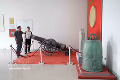 “保国安民大将军”神功炮组或芮寺钟等国宝目前仍被存放在条件不良的储存地。图自越通社