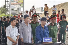 11月12日，金瓯省人民法院在金瓯省督江乡（Sông Đốc）按《刑法》第348条和第189条规定公开审理 “组织他人非法出境”和“非法运输货物过境”的两起案件。图自越通社