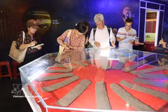 考察团对林同省声音展览馆进行实地考察。图自越通社