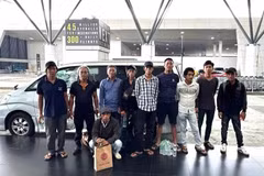 越南驻马来西亚大使馆日前开展领事保护工作，帮助10名在马来西亚霹雳州遇到困难的越南渔民安全回国。越南驻马来西亚大使馆供图