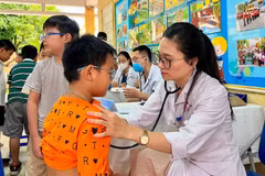 医疗队伍对儿童进行健康检查。图自河内栋多综合医院