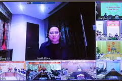 越南政府总理范明政从南非主持召开紧急视频会议，与各部委、机构及地方领导就中部若干省份的洪涝和自然灾害情况及紧急应对措施进行讨论。图自越通社
