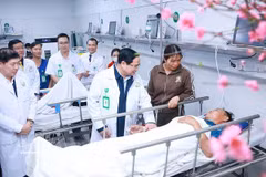 范明政总理春节前走访慰问白梅医院与越德友谊医院
