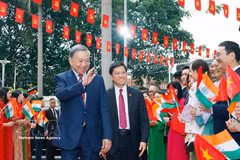 越共中央总书记、国家主席苏林与越南驻印度大使馆干部、工作人员及旅印越南人会面。图自越通社