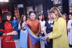 越共中央总书记、国家主席苏林夫人与巴拿马总统夫人在文庙—国子监特别国家级遗迹群了解越南各民族文化。图自越通社