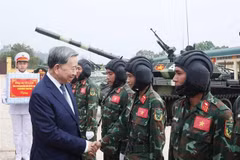 越共中央总书记、中央军委书记苏林和国防部装甲兵种战士。图自越通社