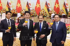 越南国家主席梁强（左二）和政府总理范明政（右一）欢迎哈桑纳尔·博尔基亚苏丹及文莱高级代表团对越南进行国事访问。图自越通社