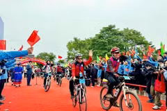 附图：题为"跨境骑行，友谊同行"的自行车友谊赛。图自越通社