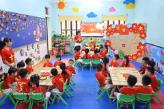 宣光省河江2坊玫瑰幼儿园的师生们共同纪念越南南部解放和国家统一51周年。图自越通社