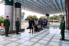 同奈省接收由柬埔寨移交的12名越南公民。图自越通社