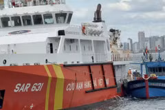 经过在海况恶劣条件下连续64个多小时的救援行动，8月24日11时，SAR 631船将渔船及9名渔民安全拖回岘港，并移交职能部门。图自tienphong.vn