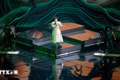 可容纳1.1万名观众的Live Arena音乐厅在《扶董天王》雄浑激昂、融汇民间旋律的歌声中沸腾。图自越通社