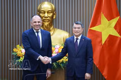 越南政府总理黎明兴会见希腊外交部长乔治·耶拉彼得里蒂斯。图自越通社