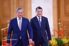 越南政府总理黎明兴迎接于今年6月8日至9日对越南进行正式访问，并出席在河内举行的第三届东盟未来论坛的柬埔寨首相洪玛奈。图自越通社