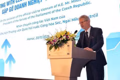捷克共和国参议院议长米洛什‧维斯特奇尔发表讲话。图自越通社