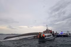 广宁省有关部门仍在全力开展下龙湾旅游船翻沉事故的搜救工作。图自越通社