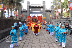 4月26日上午（农历三月初十），胡志明市市委、人民议会、人民委员会、越南祖国阵线胡志明市委员会在民族历史文化公园雄王纪念区举行了2026丙午年雄王祭祖大典。图自越通社