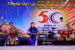 胡志明市音乐学院艺术家参加庆祝越南九·二国庆节81周年暨越泰建交50周年的见面会。图自越通社