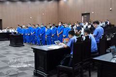 被告们聆听检察官宣读量刑建议。图自越通社