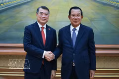 越南政府总理黎明兴会见柬埔寨人民党主席、参议院主席洪森。图自越通社