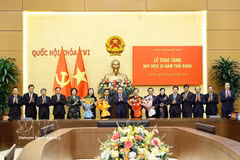 越南国会主席陈青敏出席35年党龄纪念章颁发仪式。图自越通社