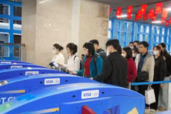 河内地铁启用自动售票系统。图自Vietnam+