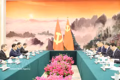 越共中央政治局委员、中央书记处书记、中央内政部部长、中央反腐败、反浪费、反消极指导委员会常务副主任黎明智（左）会见中共中央政治局常委、全国政协主席王沪宁。图自越通社