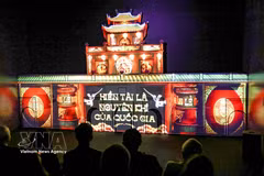 话剧《升龙之都》采用3D投影技术和数字体验空间。图自越通社