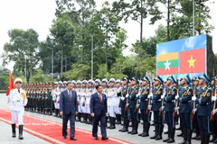 越共中央总书记、国家主席苏林与缅甸总统敏昂莱检阅了越南人民军仪仗队。图片来源：越通社