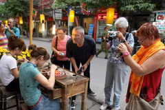 游客参观河内古街银器制作工艺。图自《越南画报》