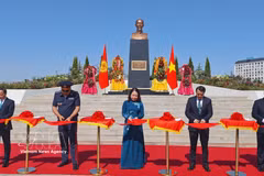 越南国家副主席武氏映春与吉尔吉斯斯坦领导人代表共同为胡志明主席纪念碑剪彩。图自越通社