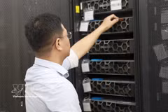 数字转型中心（庆和省科技厅）的工程师负责设备维护工作。图自越通社