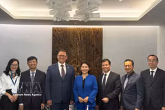 越南国家审计署代表与白俄罗斯国家监察委员会代表。图自越通社