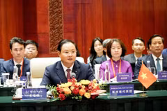 越共中央委员、莱州省委书记、省人民议会主席黎明银在会上发表讲话。图自越通社
