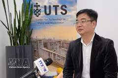悉尼科技大学（UTS）环境与水资源中心主任、澳大利亚越南知识分子与专家协会（VASEA）主席严德龙教授接受越通社驻悉尼记者的采访。图自越通社