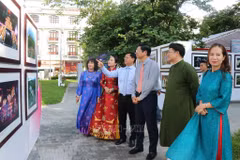越南文化体育旅游部副部长胡安峰参观摄影展。图自越通社