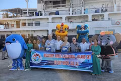 2026年3月27日，嘉莱省文化体育旅游厅为靠泊归仁港的“诺贝尔卡利多尼亚——蓝天岛”号邮轮国际游客团举行欢迎仪式。图自越通社