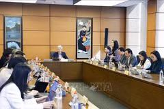 根据越南第十五届国会第十次会议议程，11月21日上午，国会分组讨论《人工智能法（草案）》。图自越通社