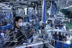 袜子生产线。图自越通社