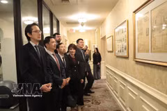 越南常驻联合国代表团团长杜雄越大使一行参观欧尼帕克豪斯酒店并了解有关胡志明主席的资料。图自越通社