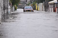 泰国曼谷暴雨引发洪涝灾害。图自新华社