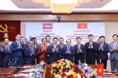 越南政府监察总署总监察长阮国团和柬埔寨监察部部长宋速肯以及双方代表合影。图自越通社