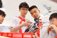 河内学生将人工智能应用于图像创作和机器人组装设计。图自越通社